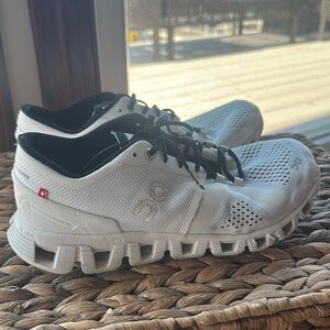 ON Cloud. Sneakers Size 8.5